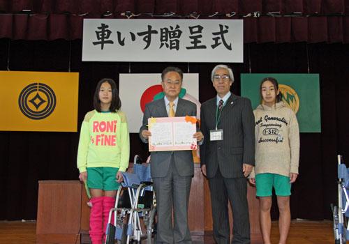 上青木南小学校で車椅子を贈呈する市長の写真