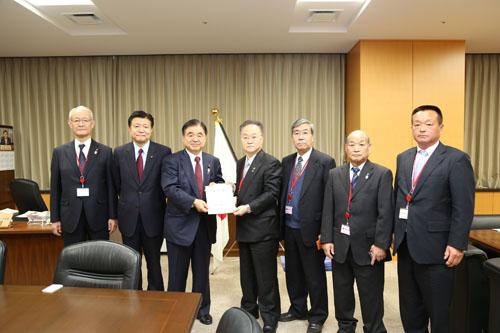 東京オリンピック・パラリンピック新国立競技場建設に係る要望を提出する市長の写真