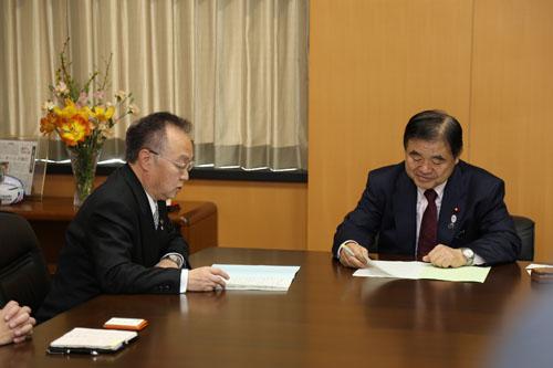 遠藤大臣と話をする市長の写真