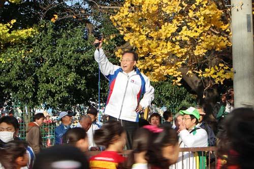 第34回川口マラソン大会でスターターを務める市長の写真
