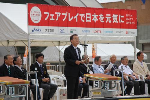 日本スポーツマスターズ2014水泳競技開始式でスピーチする市長の写真