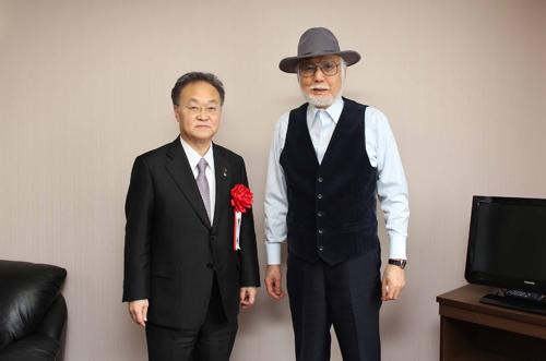 八名信夫さんと記念撮影する市長の写真