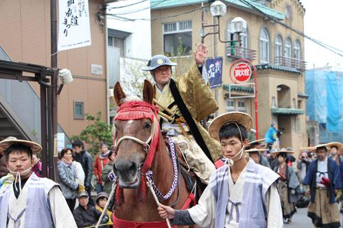 第2回川口宿鳩ヶ谷宿日光御成道まつりで乗馬する市長の写真