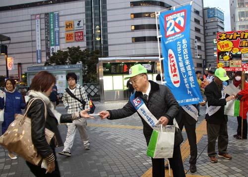 川口駅で未成年者喫煙防止キャンペーンのPRをする市長の写真