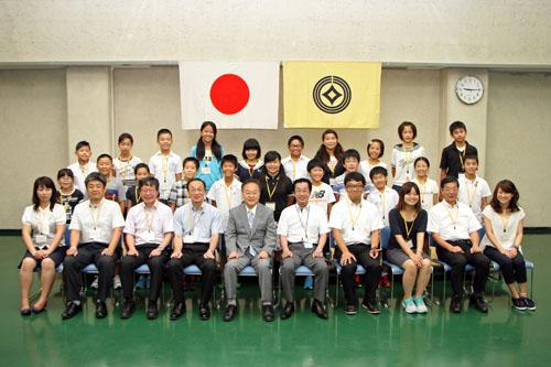 宮崎市小学生文化交流使節団と記念撮影する市長の写真