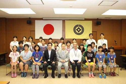 川口市小学生文化交流使節団と記念撮影する市長の写真