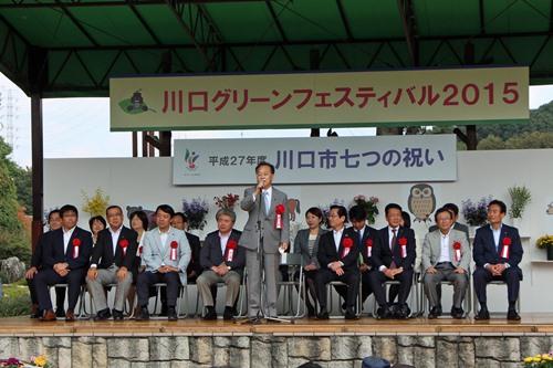 川口市七つの祝いでスピーチする市長の写真