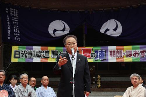 日光御成道鳩ヶ谷宿夏の陣朝顔・ほおずき市でスピーチする市長の写真