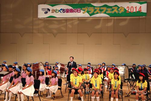 かわぐち音楽の日2014でスピーチをする市長の写真