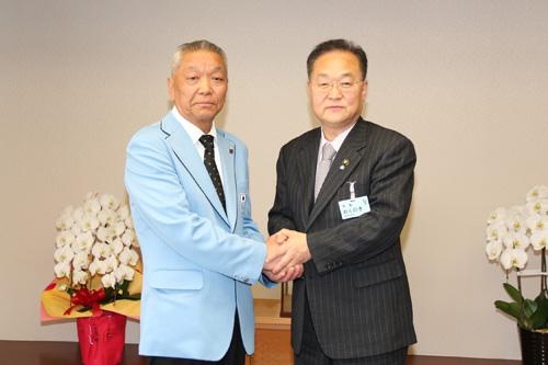市長公室でソチパラリンピックアルペンスキー日本代表監督の表敬訪問を受ける市長の写真