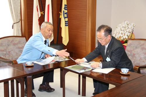 市長公室でソチパラリンピックアルペンスキー日本代表監督の表敬訪問を受ける市長の写真2