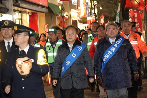 川口駅東口をパトロールする市長の写真