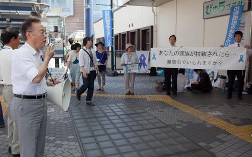 川口駅で拉致問題の解決へ署名活動を行なう市長の写真
