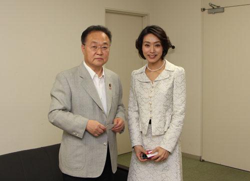 メンタルトレーナーの久瑠あさ美さんと記念撮影する市長の写真