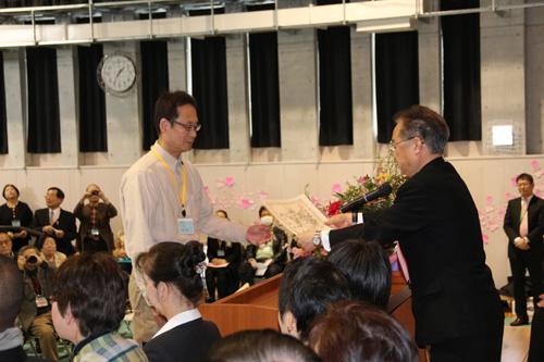 盛人大学第6回卒業式で卒業証書を渡す市長の写真