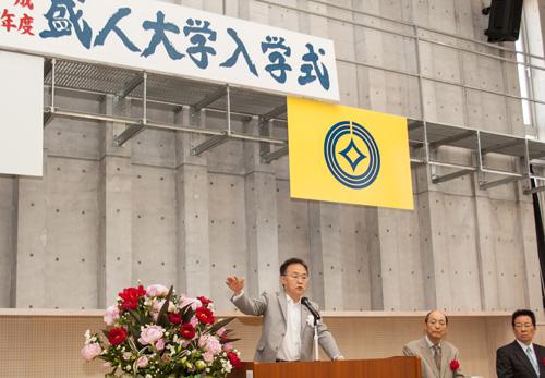 盛人大学入学式でスピーチする市長の写真