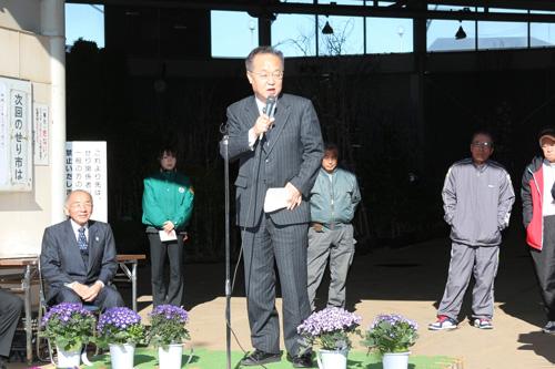 第22回春の植木大せり市でスピーチをする市長の写真