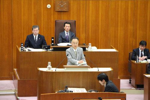平成26年3月市議会定例会で施政方針を明らかにする市長の写真