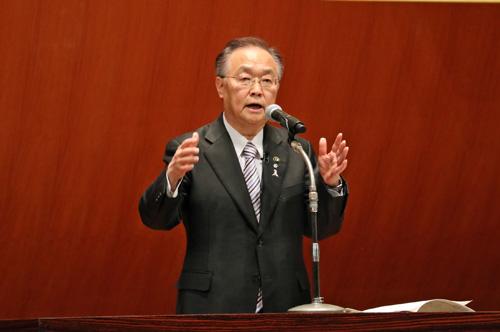 川口市表彰式でスピーチをする市長の写真