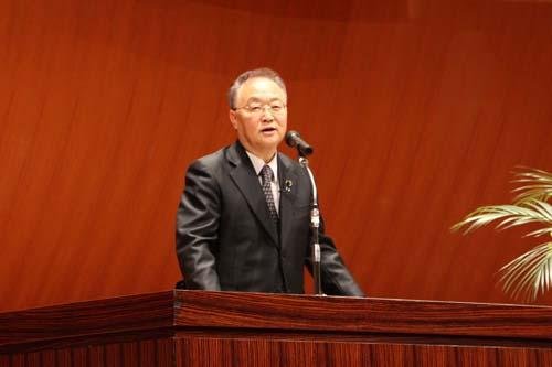 川口市表彰式でスピーチする市長の写真