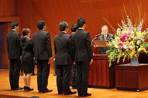 川口市表彰式で表彰状を渡す市長の写真