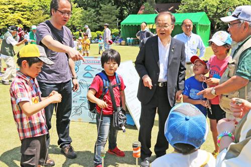 子供たちを触れ合う市長の写真