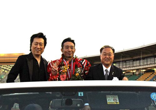 川口オートレース場で優勝者とゲストと記念撮影する市長の写真