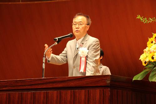社会を明るくする運動中央大会でスピーチする市長の写真
