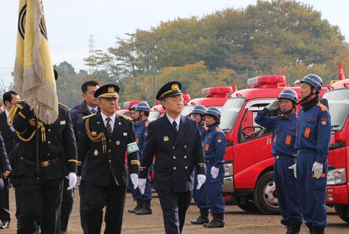 川口市消防団特別点検で視察をする市長の写真