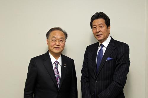 宮川俊二さんと記念撮影する市長の写真