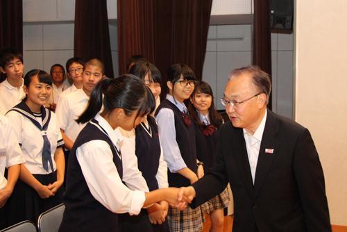 市長が学生と握手をしている写真