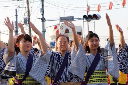 たたら祭りに参加する市長の写真