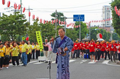 第37回 たたら祭りでスピーチする市長の写真