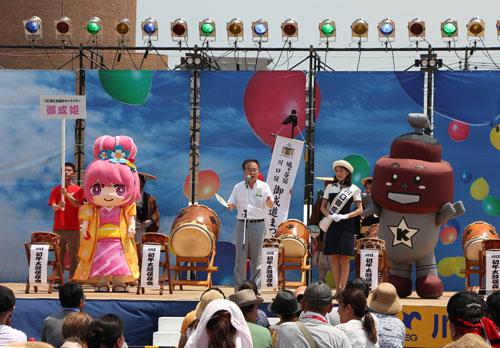 第36回たたら祭りでスピーチする市長の写真