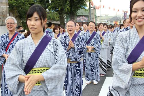 市民と一緒に踊る市長の写真