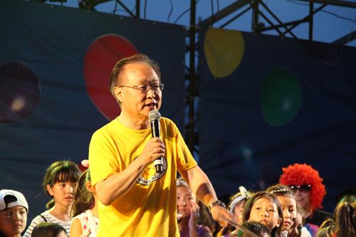 たたら祭りでスピーチをする市長の写真