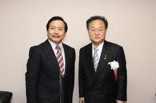 第25回川口市暴力追放決起大会でラサール石井さんと記念撮影する市長の写真