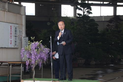 安行植物取引所開設記念大せり市でスピーチする市長の写真