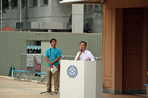 川口わんぱくトライアスロン2015でスピーチする市長の写真