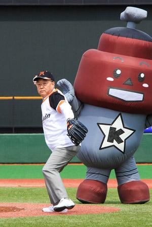 日本女子プロ野球リーグ2015 開幕戦で始球式を行なう市長の写真