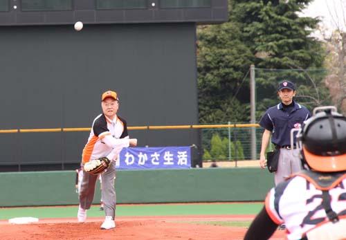 日本女子プロ野球リーグ川口市民応援デーで始球式を行う市長の写真