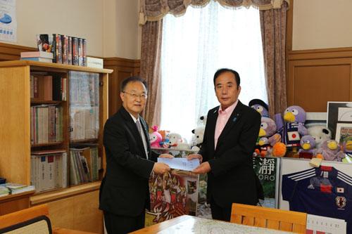 埼玉県市街地再開発促進事業費補助に係る要望を提出する市長の写真