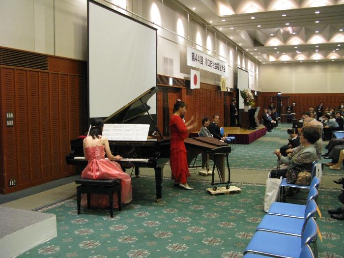 オープニングセレモニーでのマリンバ演奏の様子