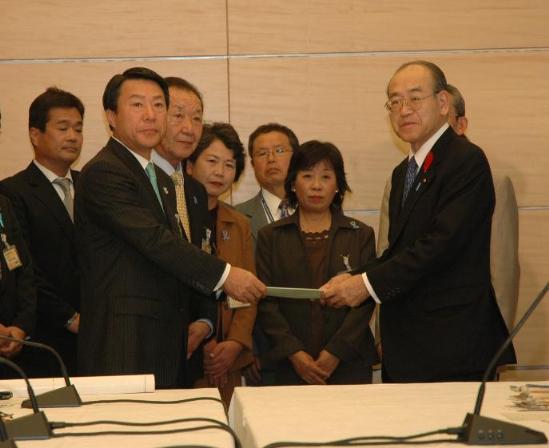 平成19年10月18日、首相官邸にて川口の会の方が要望書・署名を提出している