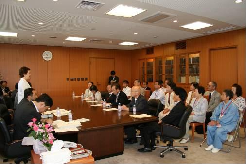 平成20年8月6日、首相官邸にて川口の会の方が要望書・署名を提出している