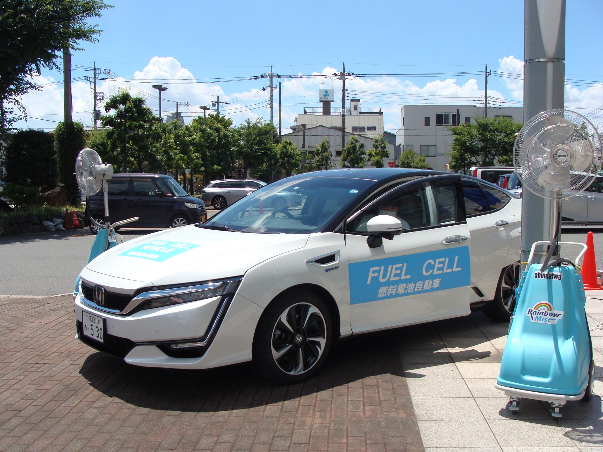 燃料電池自動車の展示の様子