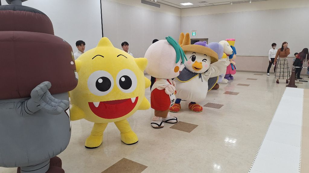 イベントの様子　ごみまる　きゅぽらん　社助　たくさんの仲間と一緒
