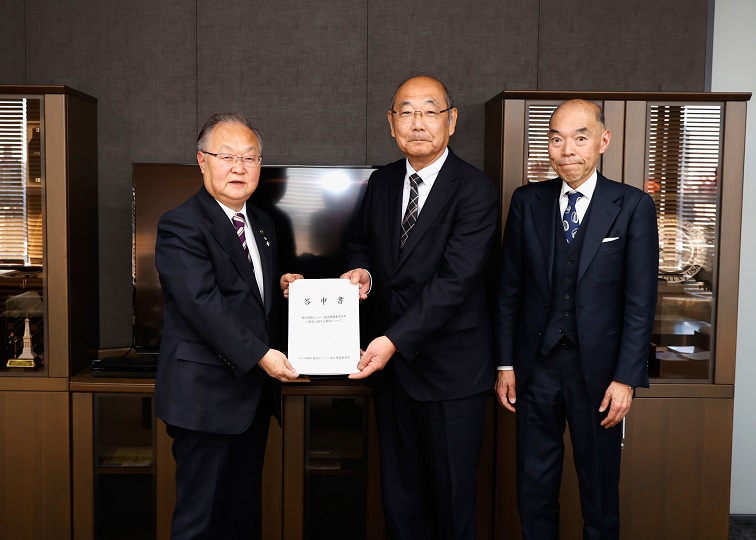 記念撮影をする奥ノ木市長、八鍬会長、藤原副会長の写真